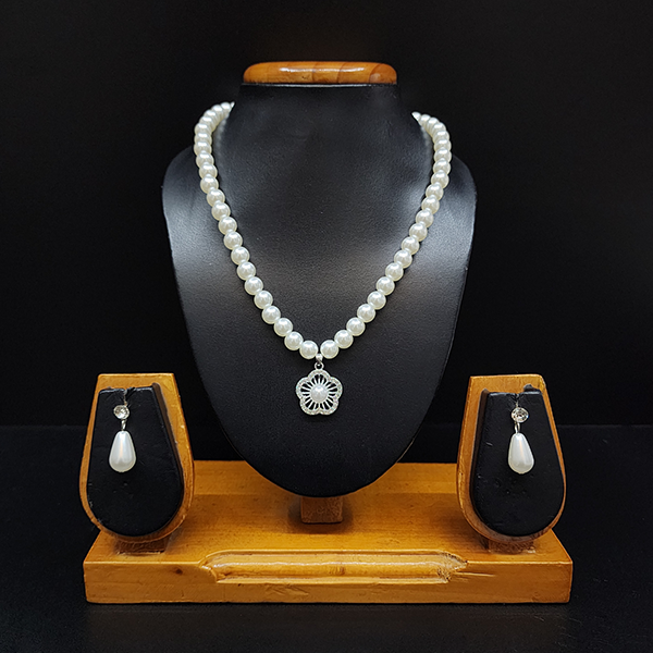 Pearl Necklace with pendent