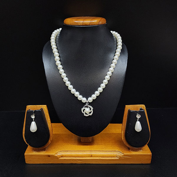 Pearl Necklace with pendent