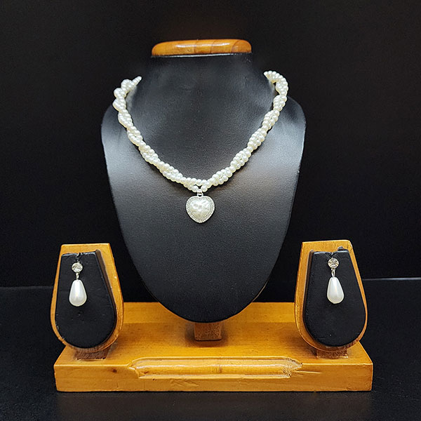 Pearl Necklace with pendent