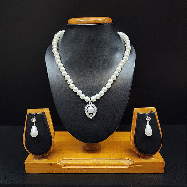Pearl Necklace with pendent
